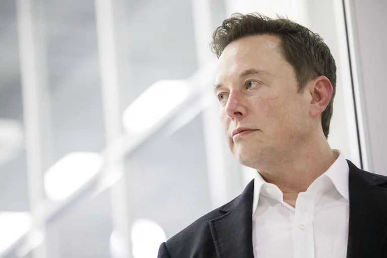 Elon Musk beefs up criticism of Twitter executives, sparking online attacks